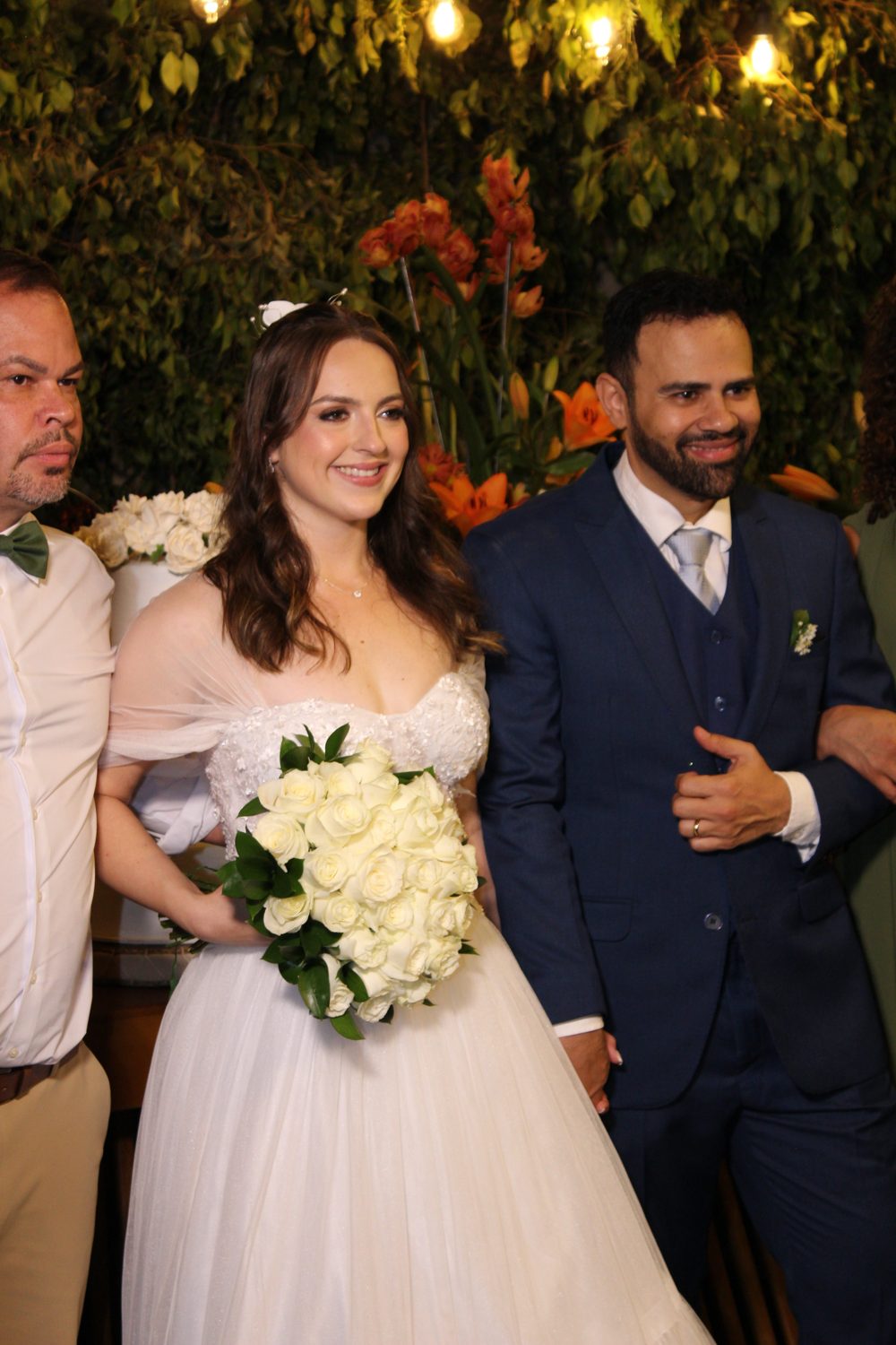 Noivos sorrindo juntos